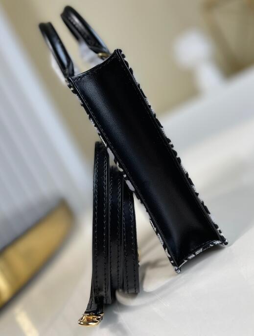 Anum Bags Detail