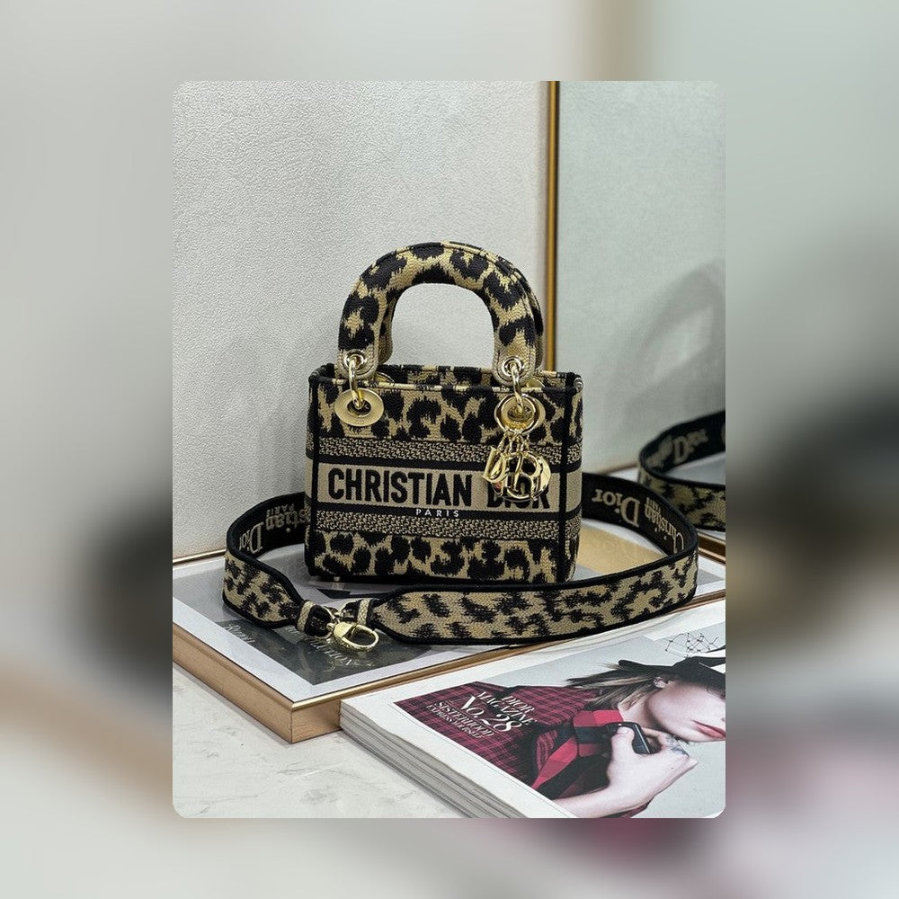 Anum Bags Detail