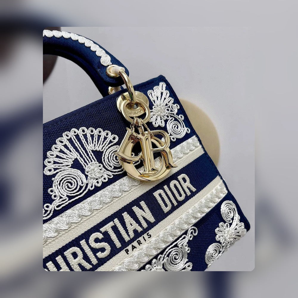 Anum Bags Detail