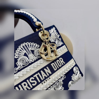 Anum Bags Detail