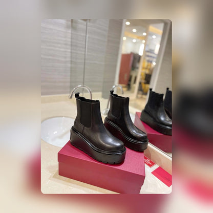 nmb GARAVANI UNIQUEFORM V LOGO LEATHER PLATFORM BOOTS BLACK