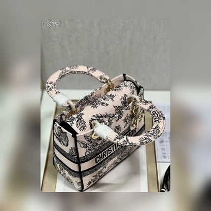 Anum Bags Detail