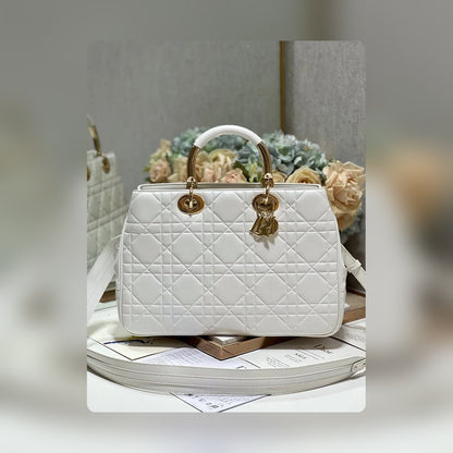Anum Bags Detail