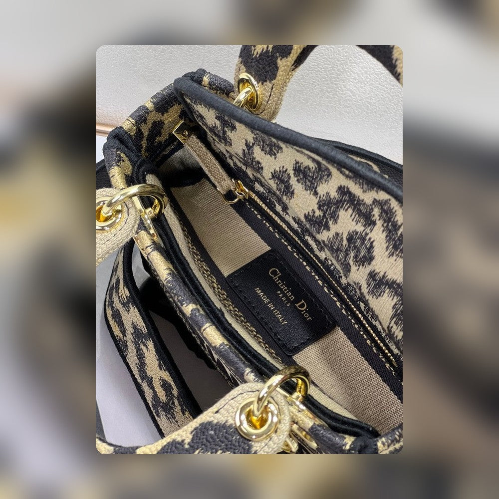 Anum Bags Detail