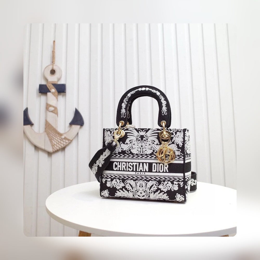 Anum Bags Detail