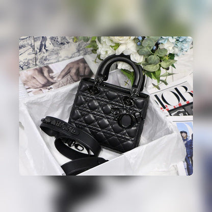 Anum Bags Detail