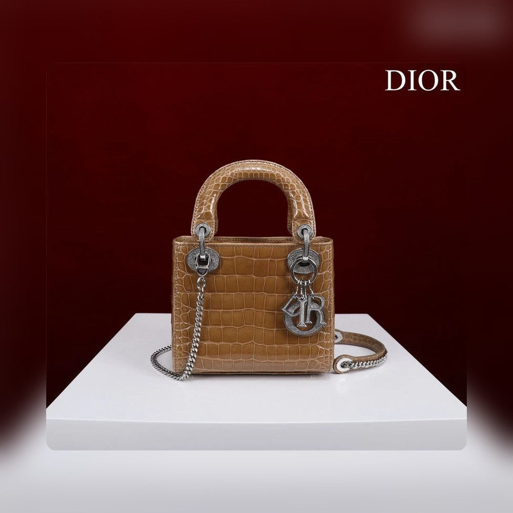 Anum Bags Detail