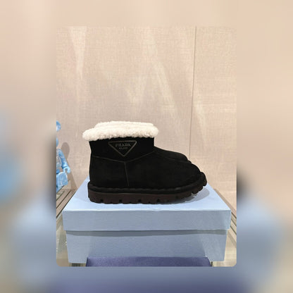 PD SHEARLING BOOTIES BLACK WITH RUBBER TRIANGLE LOGO