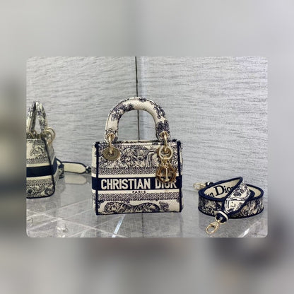 Anum Bags Detail