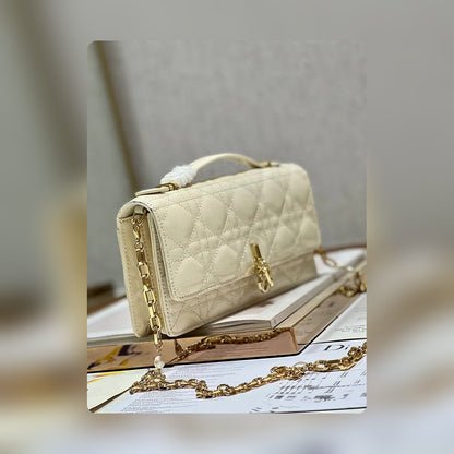 Anum Bags Detail