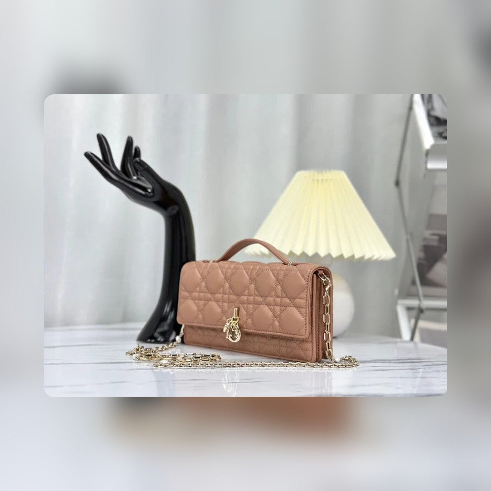 Anum Bags Detail