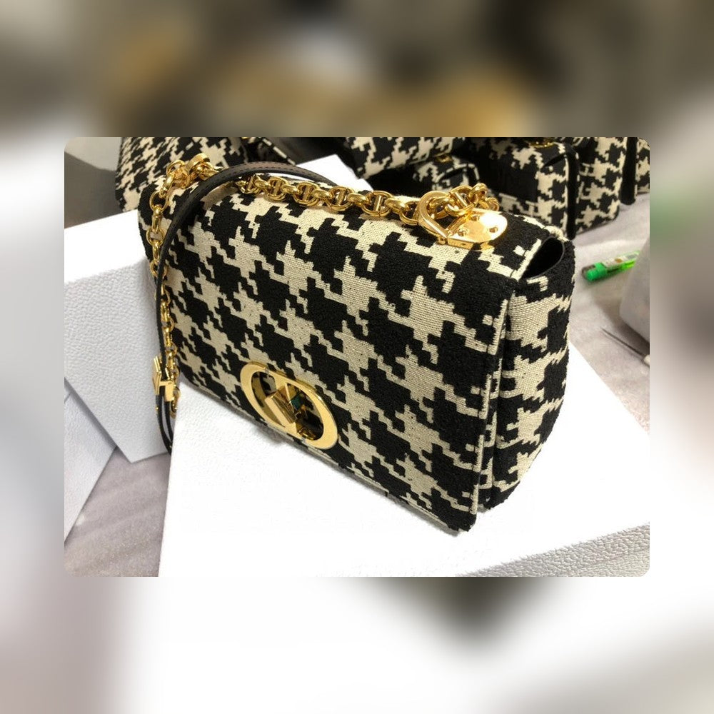 Anum Bags Detail