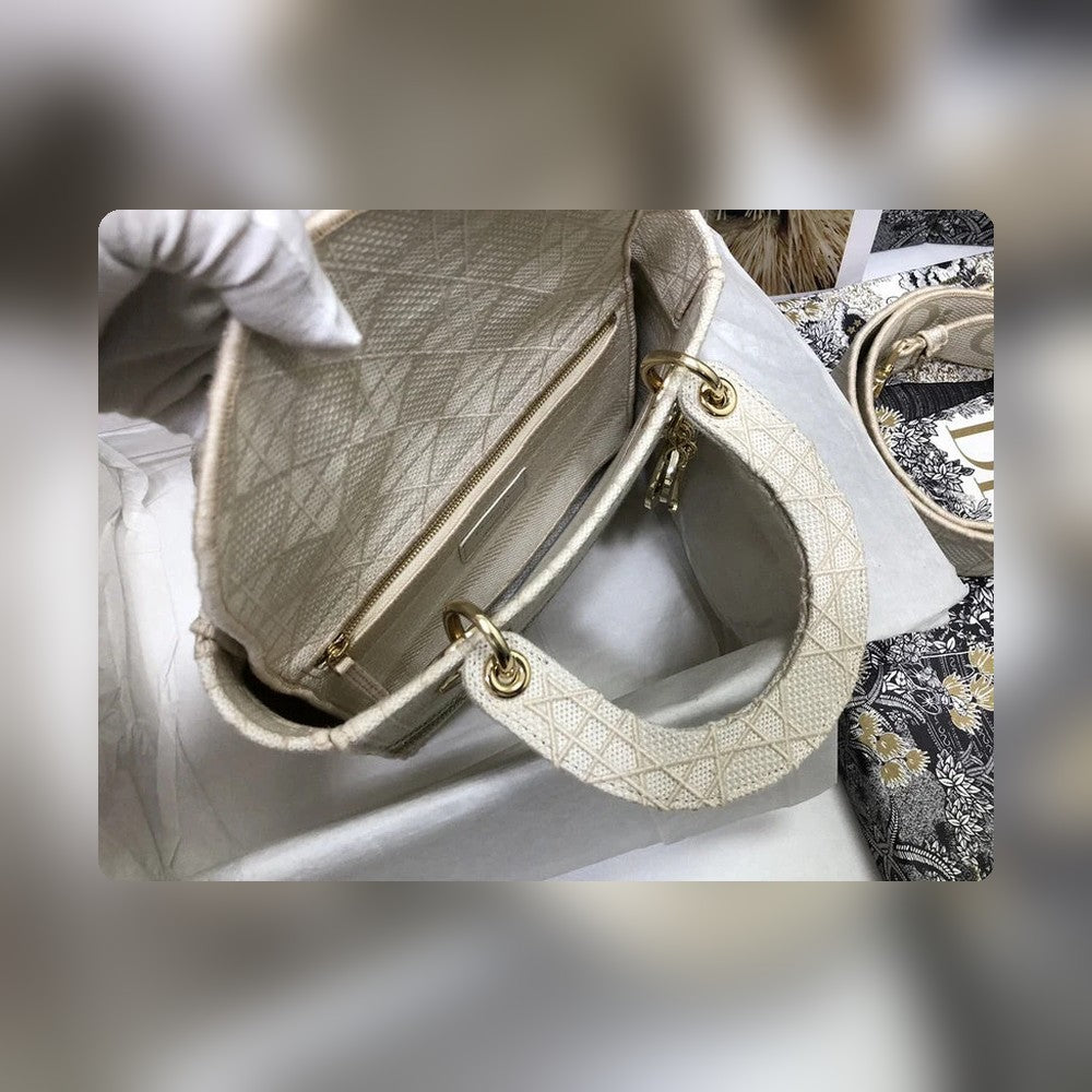 Anum Bags Detail