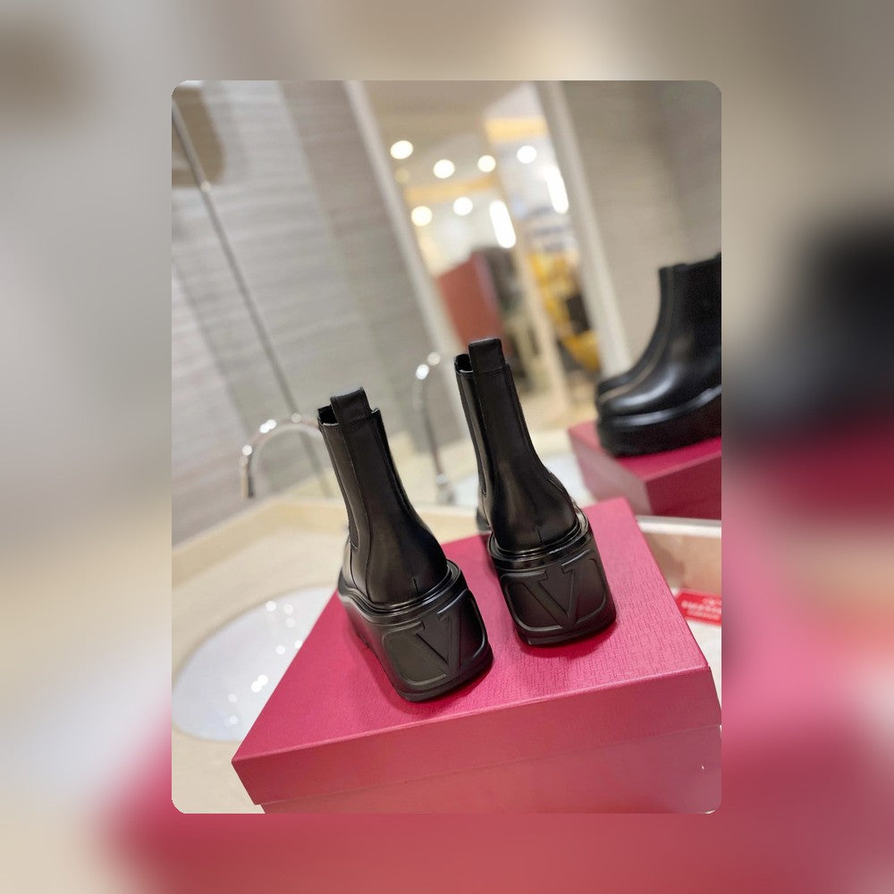 nmb GARAVANI UNIQUEFORM V LOGO LEATHER PLATFORM BOOTS BLACK