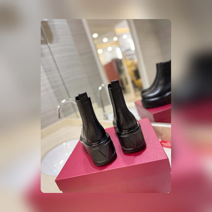 nmb GARAVANI UNIQUEFORM V LOGO LEATHER PLATFORM BOOTS BLACK