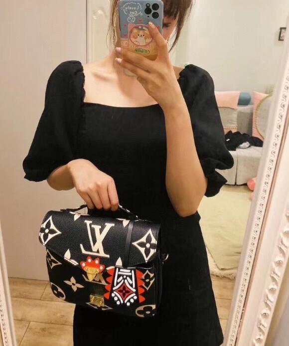 Anum Bags Detail