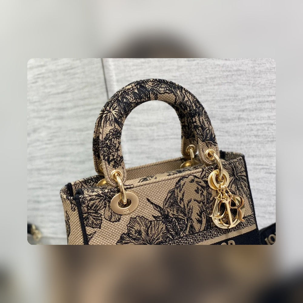 Anum Bags Detail
