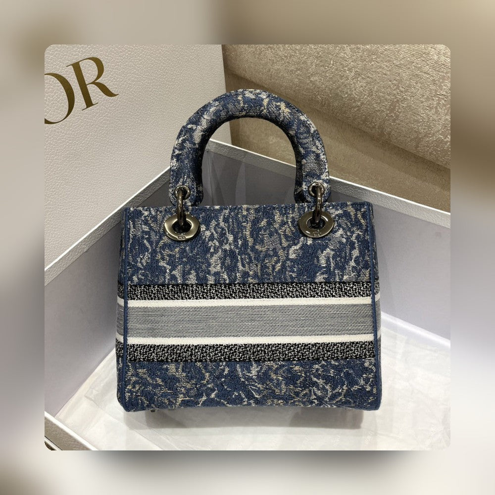 Anum Bags Detail