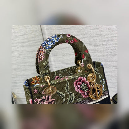 Anum Bags Detail