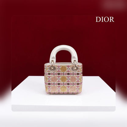 Anum Bags Detail
