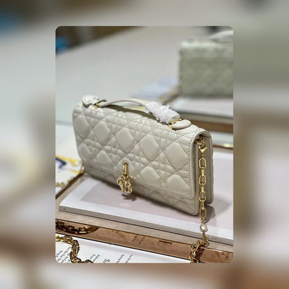 Anum Bags Detail