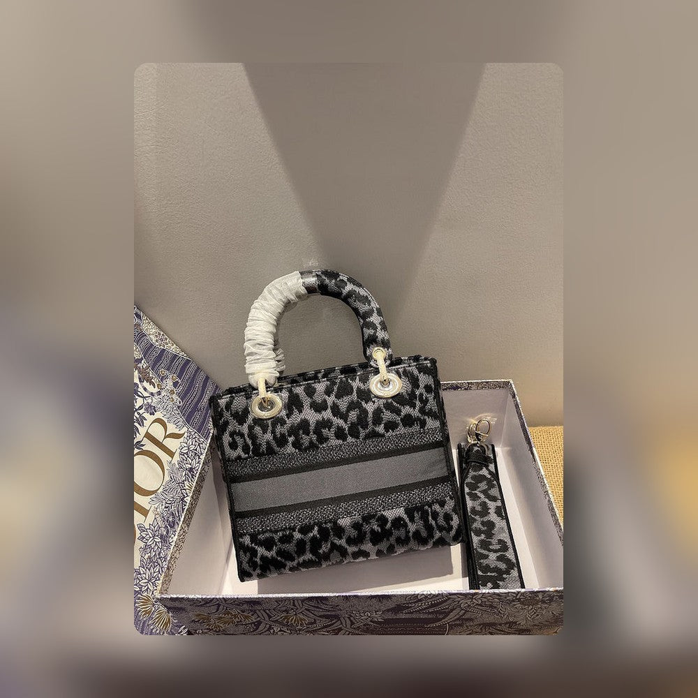 Anum Bags Detail