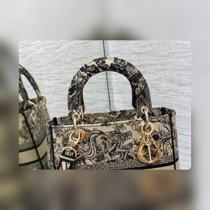 Anum Bags Detail