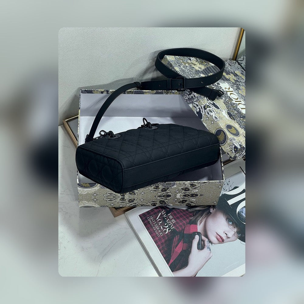 Anum Bags Detail
