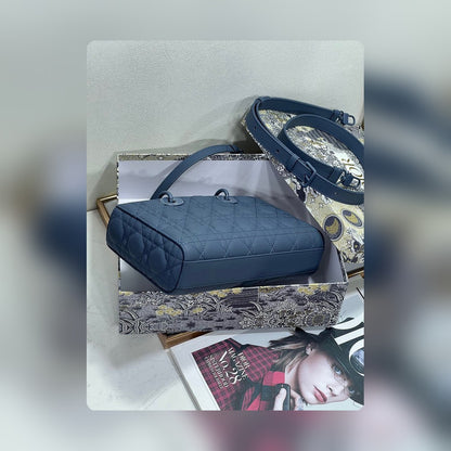 Anum Bags Detail