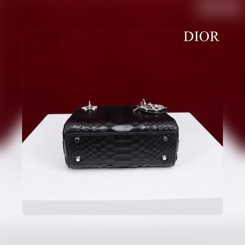 Anum Bags Detail