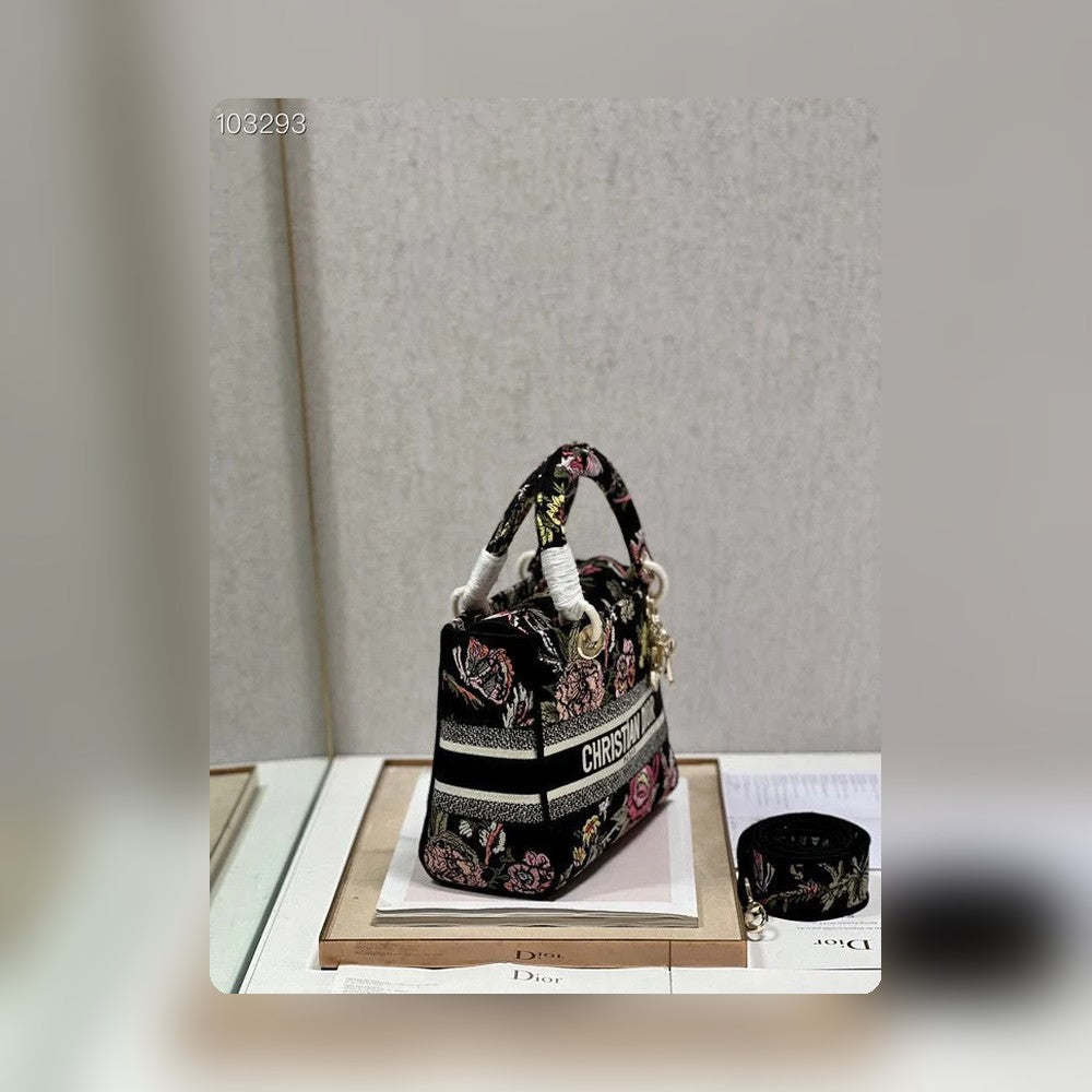 Anum Bags Detail