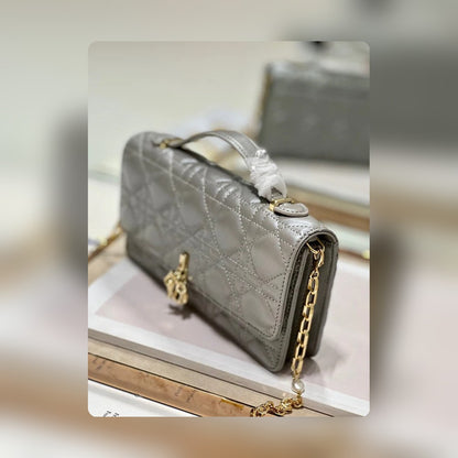 Anum Bags Detail
