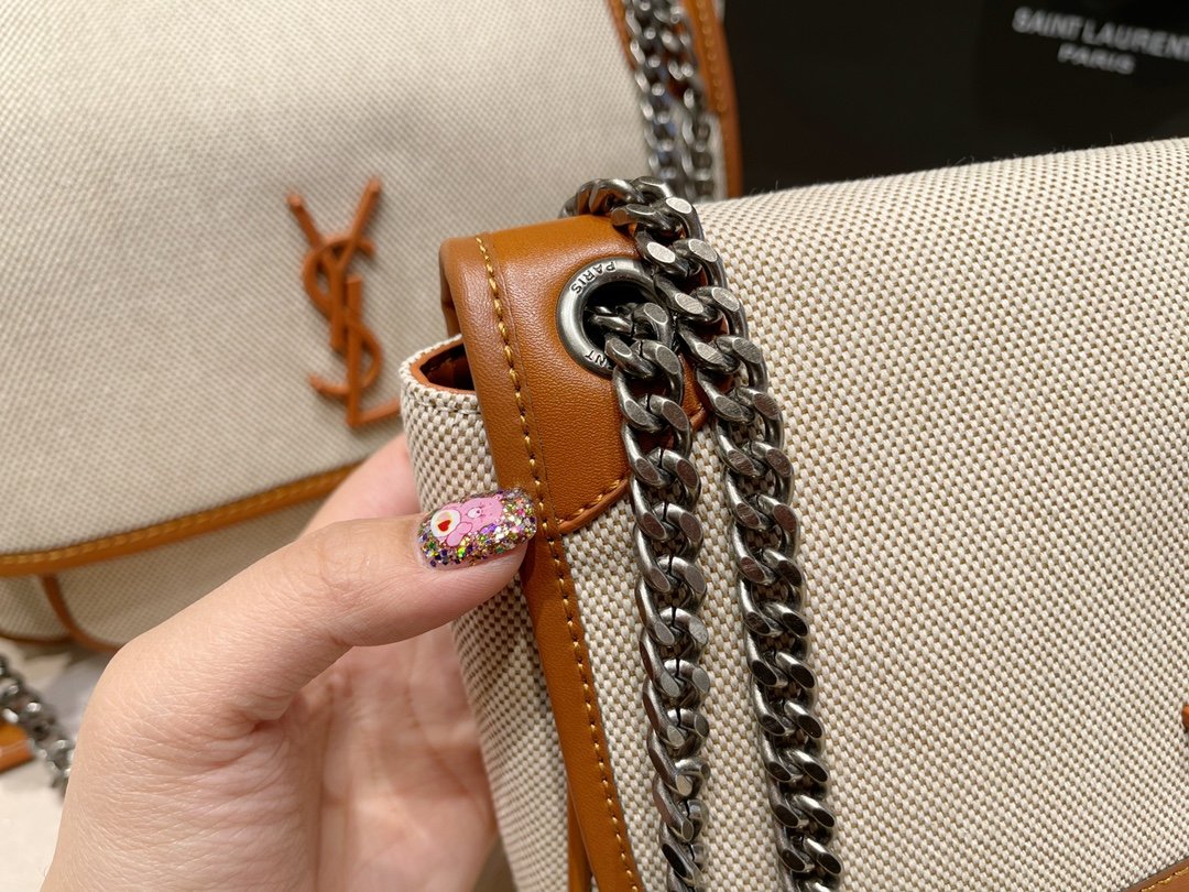 Anum Bags Detail