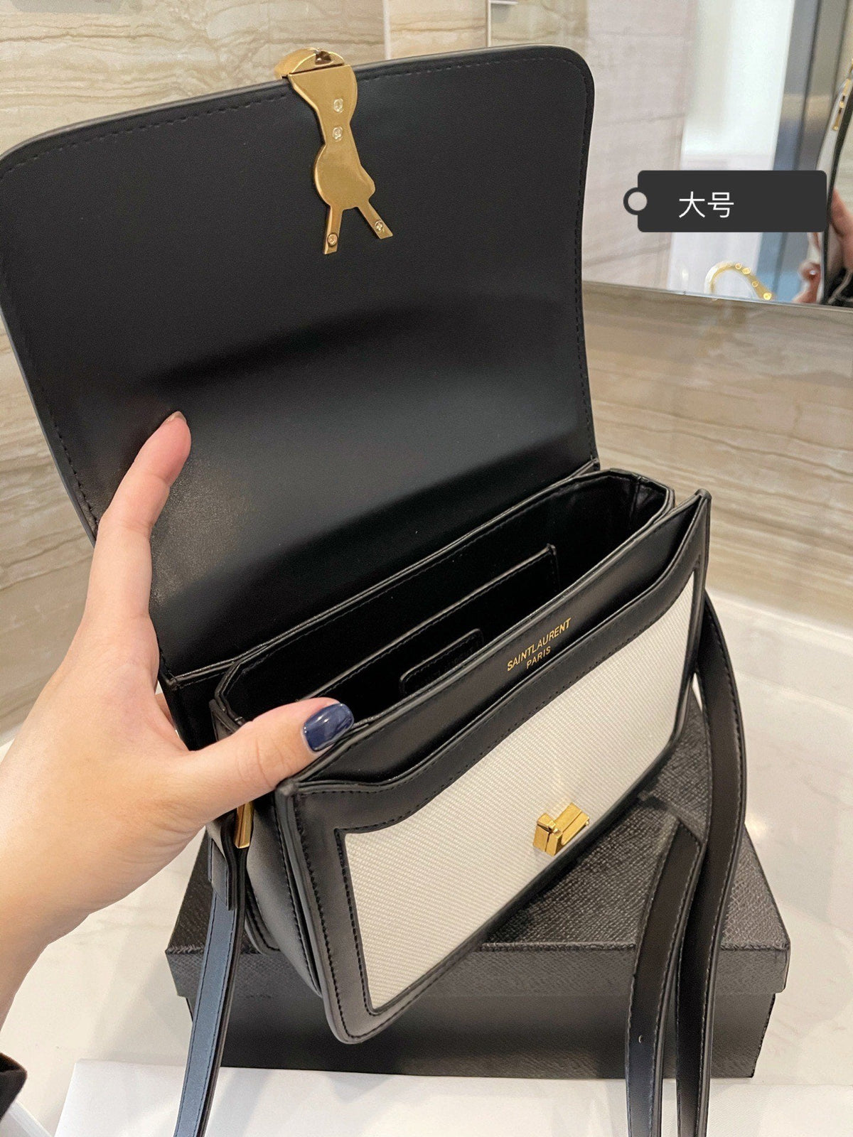 Anum Bags Detail