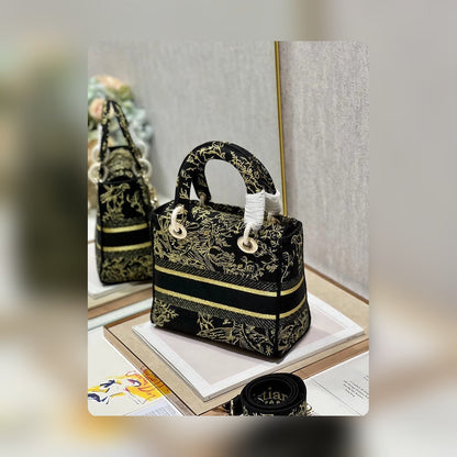 Anum Bags Detail