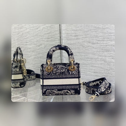 Anum Bags Detail
