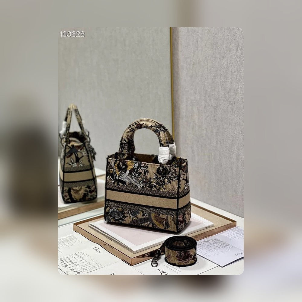 Anum Bags Detail