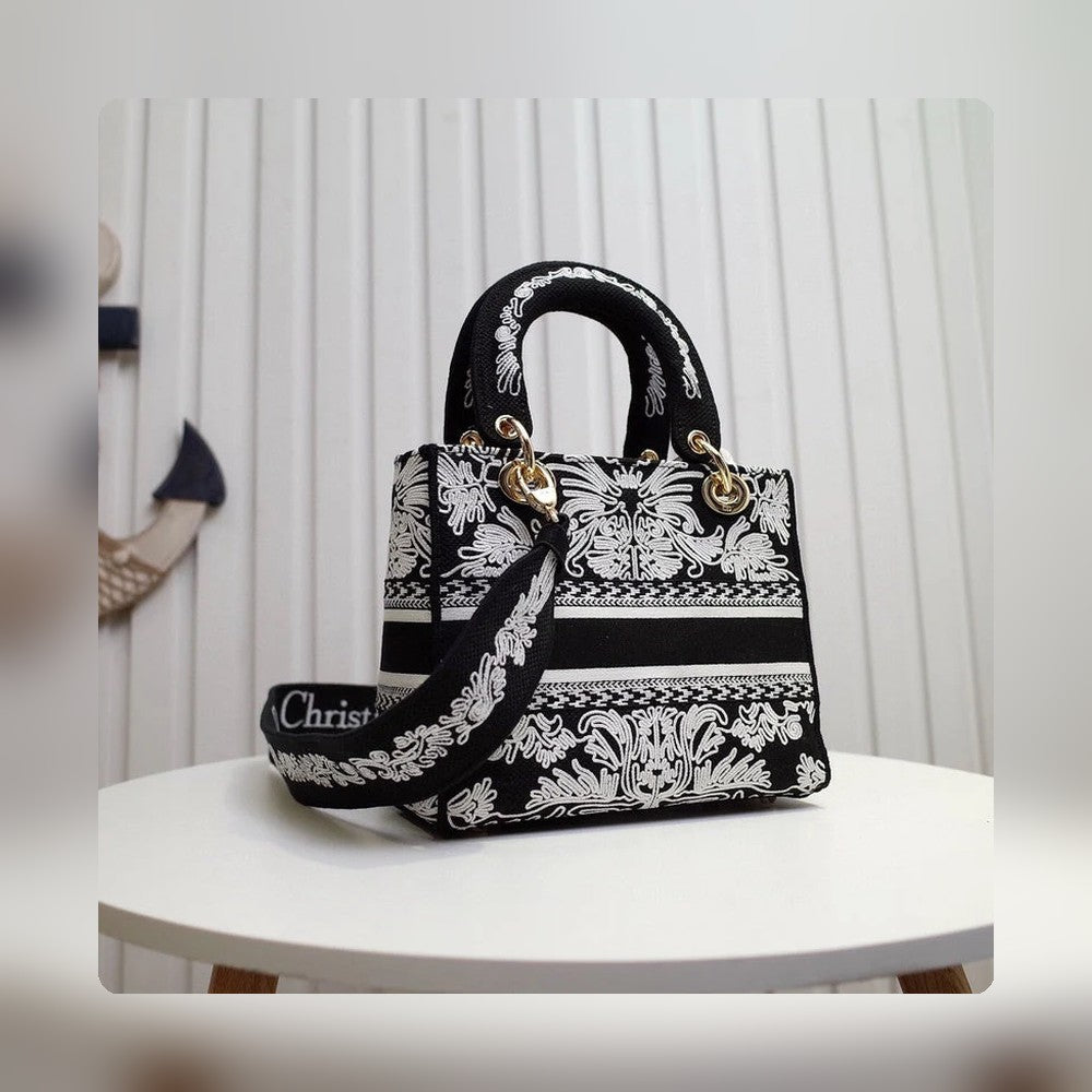 Anum Bags Detail