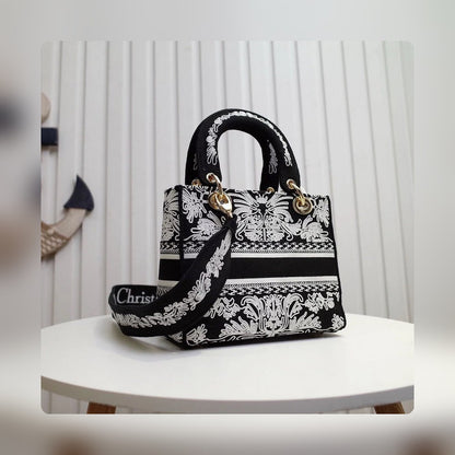 Anum Bags Detail