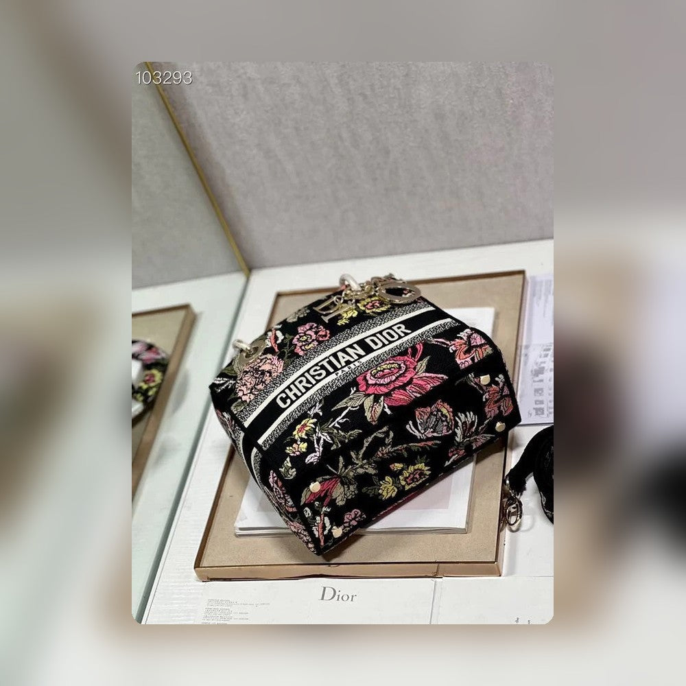 Anum Bags Detail