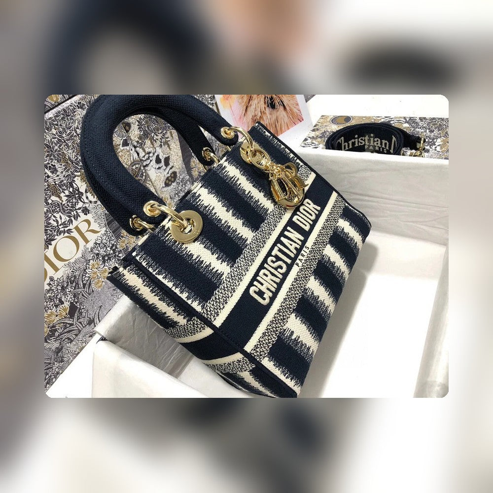 Anum Bags Detail