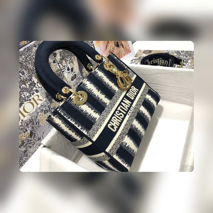 Anum Bags Detail
