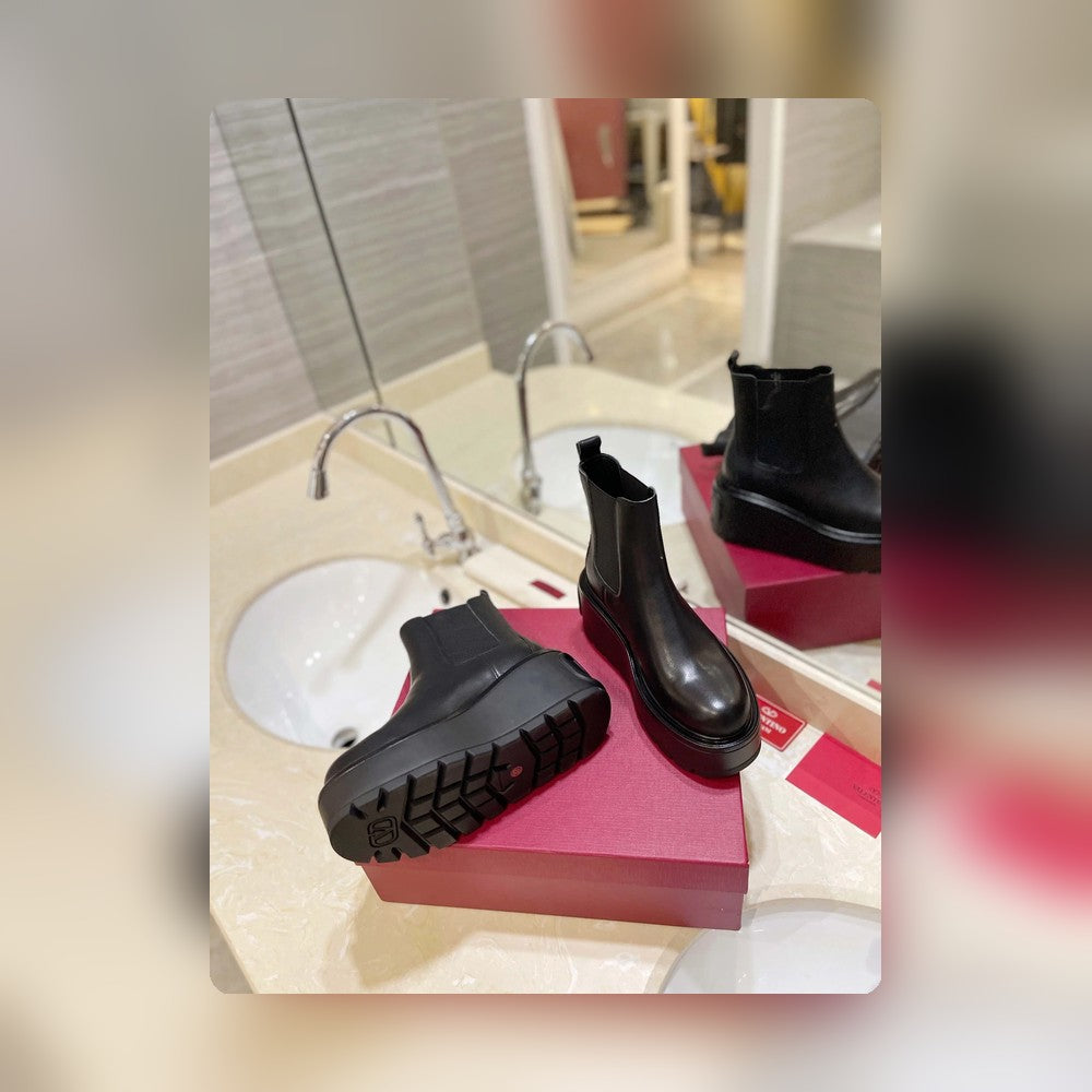 nmb GARAVANI UNIQUEFORM V LOGO LEATHER PLATFORM BOOTS BLACK