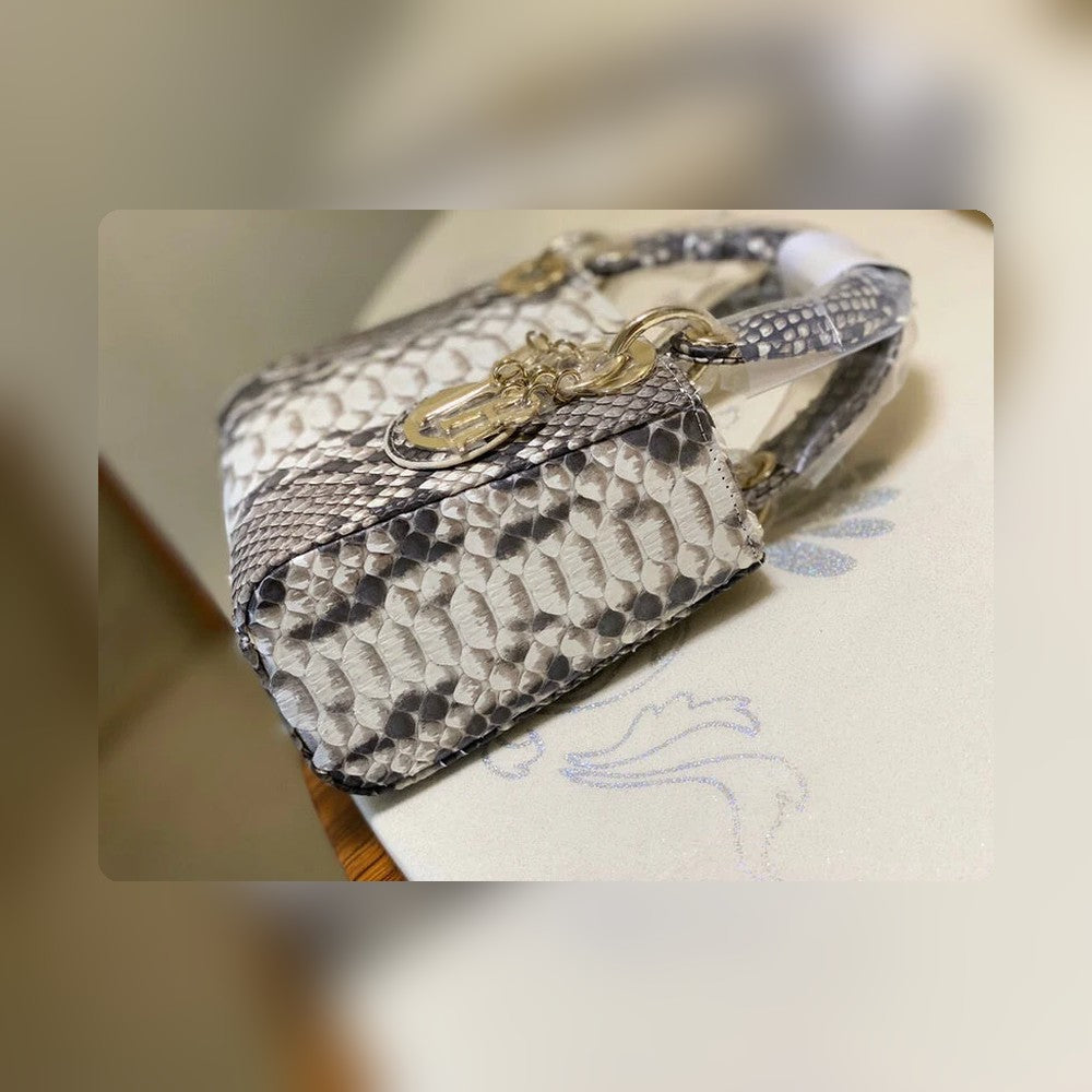 Anum Bags Detail