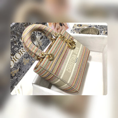 Anum Bags Detail