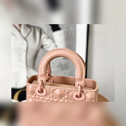 Anum Bags Detail