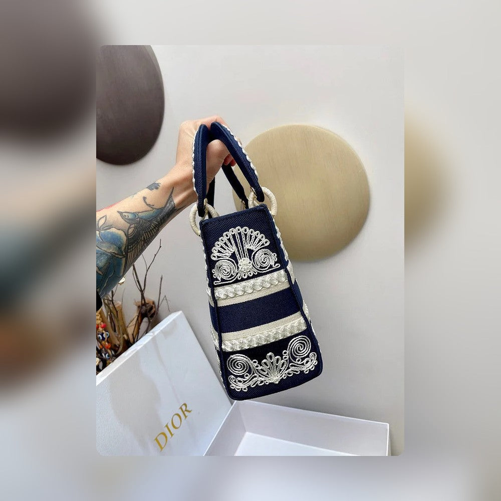 Anum Bags Detail