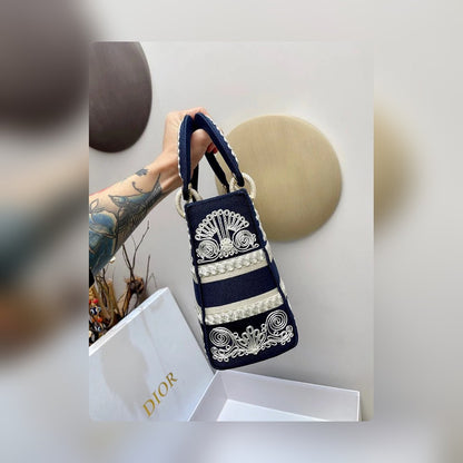 Anum Bags Detail