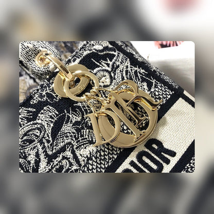 Anum Bags Detail