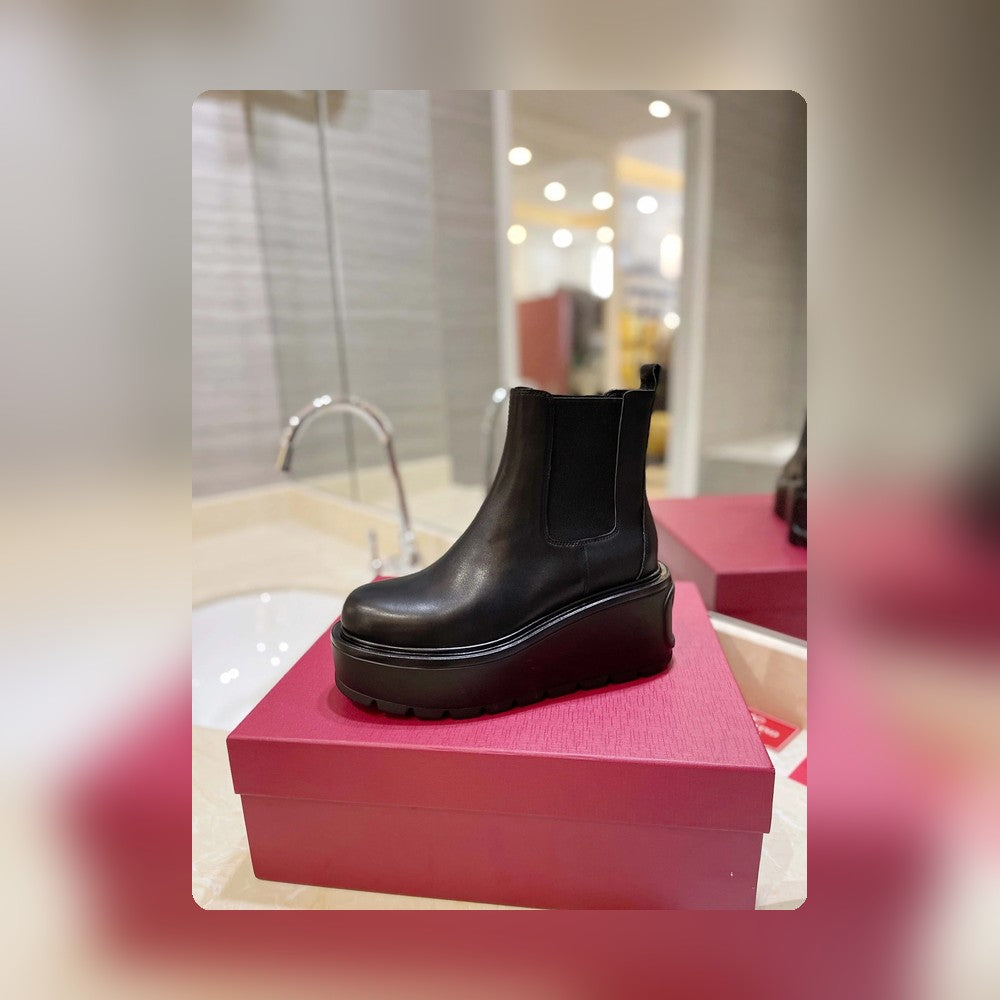 nmb GARAVANI UNIQUEFORM V LOGO LEATHER PLATFORM BOOTS BLACK